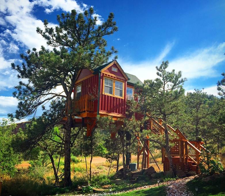 little red treehouse in lyons